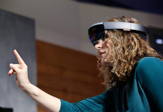 华硕明年将推出一款廉价版HoloLens
